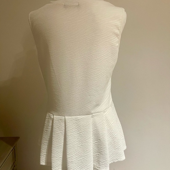 White Sleeveless Lightweight Peplum Top With Textured Fabric - Women’s  Large - Picture 3 of 8